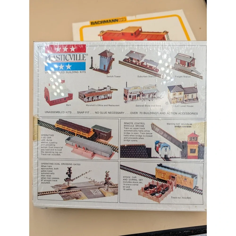 Bachmann HO Lot 2 #1428 Operating Caboose Pick-Platform & #1434 Cattle Crossing